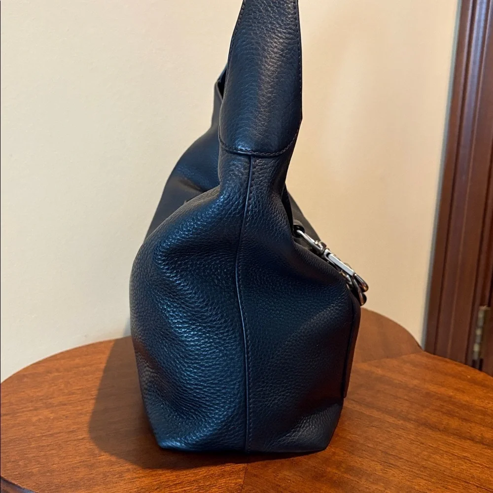 Dooney & Bourke Vintage shoulder bag leather  black  Silvertone clip front style